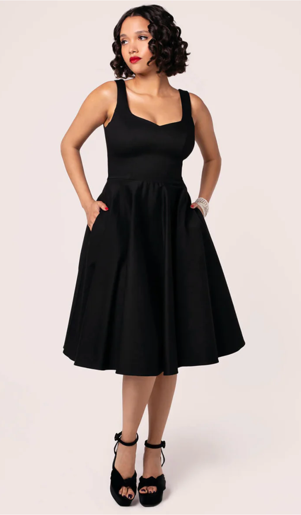 Swingkleid Heidi mit leicht herzförmigen Ausschnitt in Schwarz