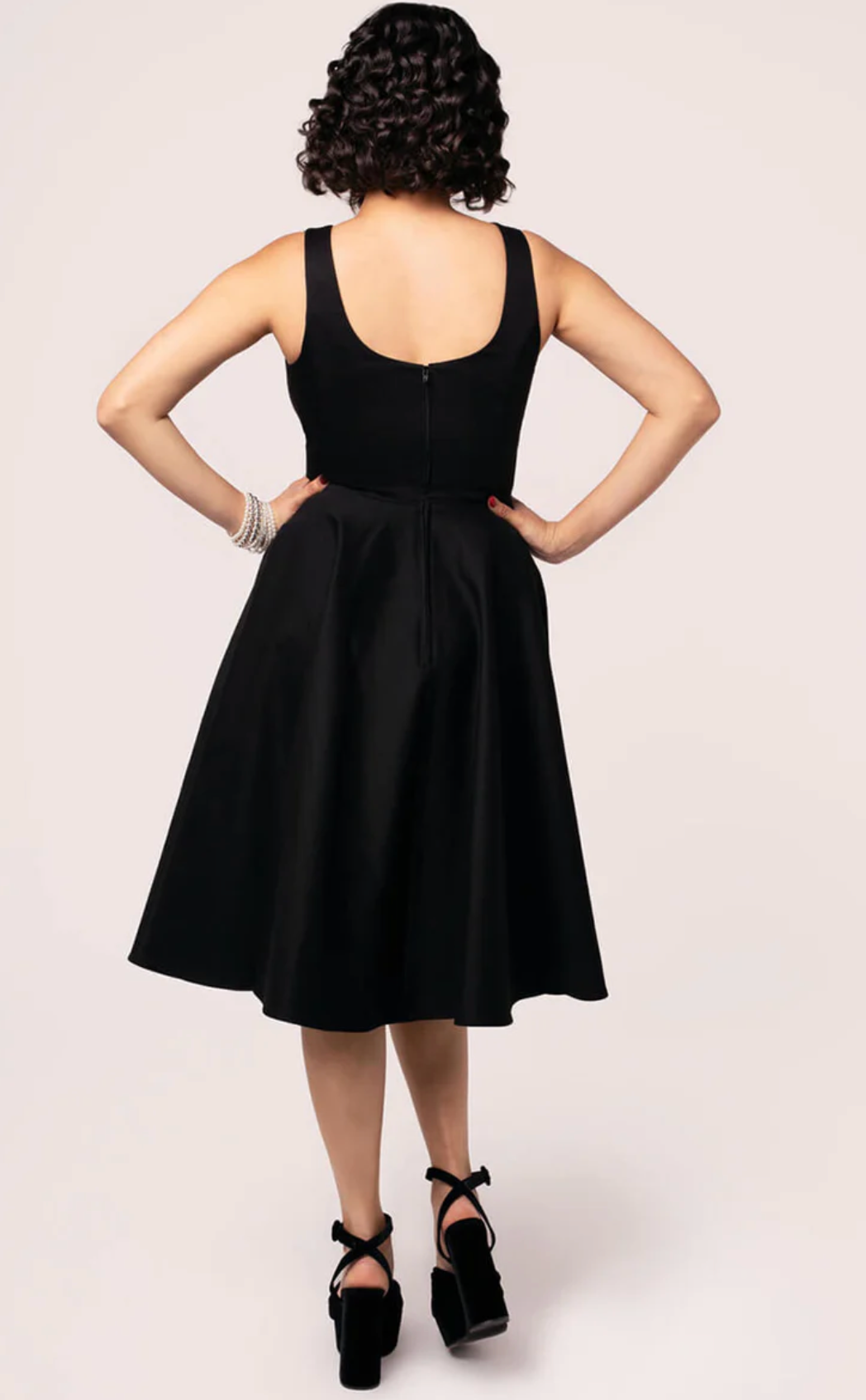 Swingkleid Heidi mit leicht herzförmigen Ausschnitt in Schwarz